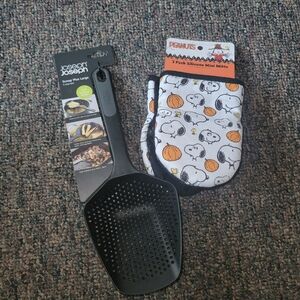 Peanuts Snoopy Oven Mitts And Joseph Joseph Scoop Colander